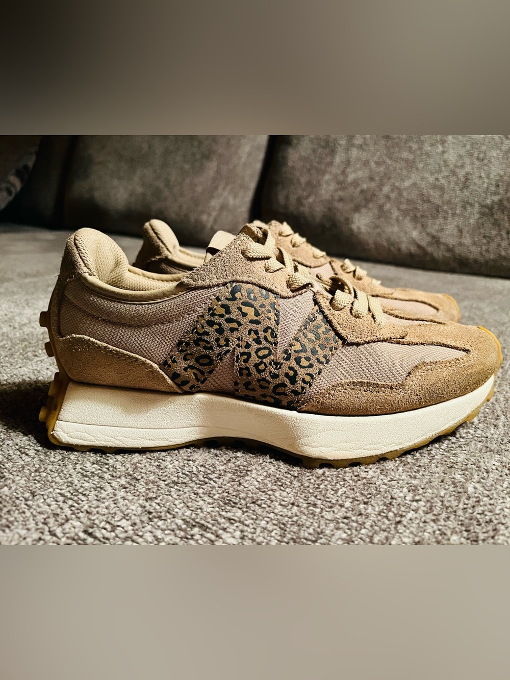 New Balance Classics 327 Sneaker in Leopard Print and Beige Size 7 - Picture 2 of 8